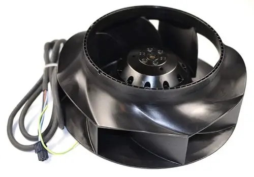 Schwarzer Ventilator mit spiralförmigen Rotorblättern und mehreren Anschlusskabeln, hergestellt von Remko. Der Ventilator hat eine größenunabhängige Bauform.