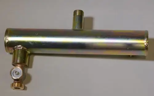 Flasche mit integriertem Volumenstromsensor, metallisch beschichtet, mit Anschluss für weitere Komponenten, geeignet für Anwendungen von Remko.