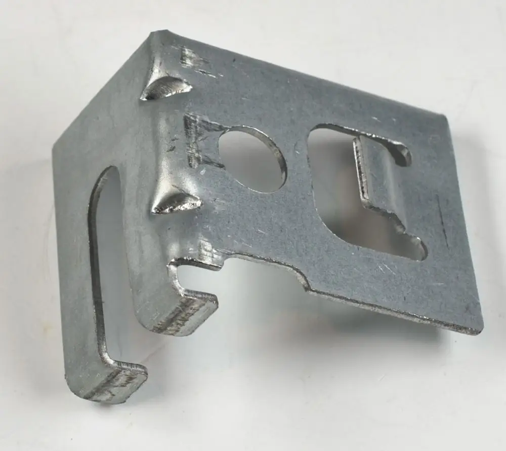 Metallische Wandhalterung von Remko mit verschiedenen Ausschnitten und Kanten. Die Halterung ist silberfarben und hat eine rechteckige Form.