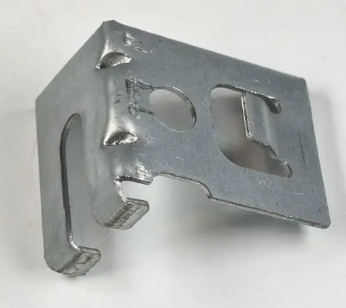 Metallische Wandhalterung von Remko mit verschiedenen Ausschnitten und Kanten. Die Halterung ist silberfarben und hat eine rechteckige Form.