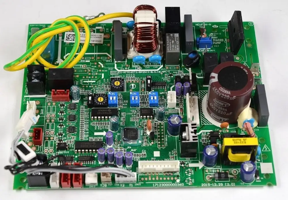 Steuerplatine von Remko mit mehreren elektrischen Komponenten, darunter Kondensatoren, Widerstände und Schalter, angeordnet auf einer grünen Leiterplatte.