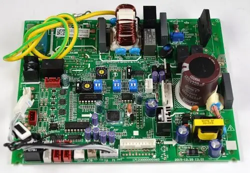 Steuerplatine von Remko mit mehreren elektrischen Komponenten, darunter Kondensatoren, Widerstände und Schalter, angeordnet auf einer grünen Leiterplatte.