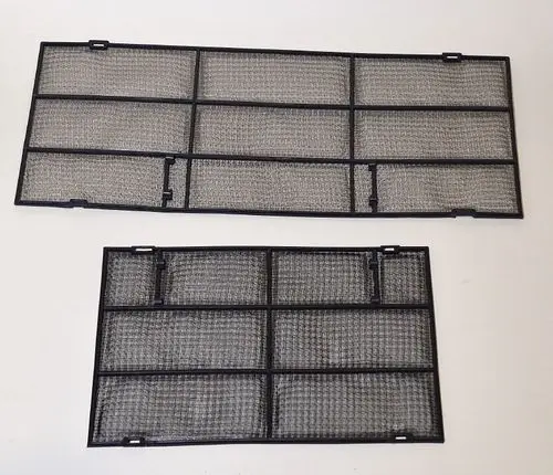 Zwei Luftfiltergitter in schwarzem Kunststoff mit einem feinen Drahtnetz, geeignet für Remko-Geräte. Oberes und unteres Gitter unterschiedlich groß, voneinander getrennt.