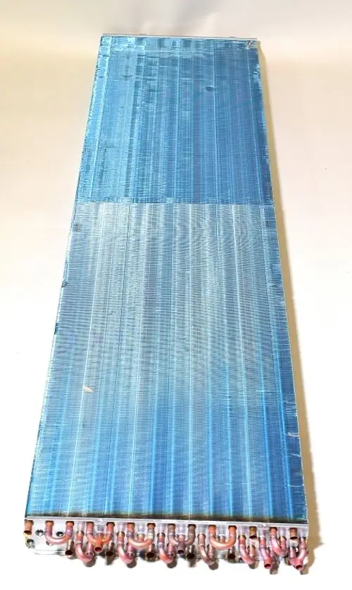 Verdampfer von Remko, rechteckige Bauform mit blauer Oberfläche und mehreren metallischen Anschlussrohren an der Unterseite.