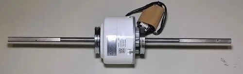 Ventilatormotor von Remko mit zwei parallelen Wellen, einem weißen Gehäuse und elektrischen Anschlüssen.