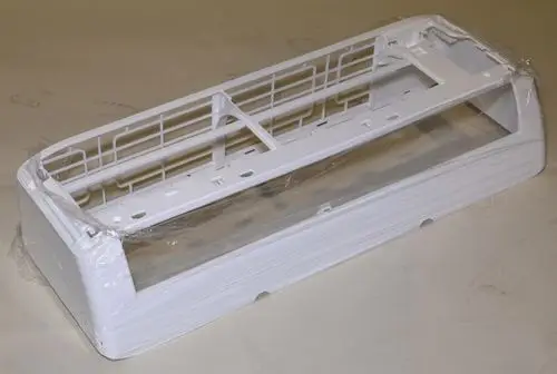 Weißes Gehäuse für Klimagerät, teilweise verpackt, mit technischen Öffnungen und Einschnitten, produziert von Remko.