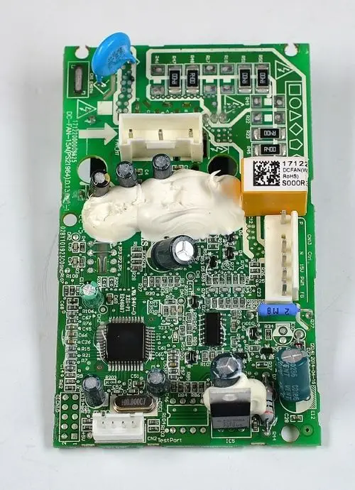 Grüne Leiterplatte mit verschiedenen elektronischen Bauteilen, darunter Widerstände, Kondensatoren und ein Mikrochip, vermutlich Teil eines Remko Inverter-Moduls.