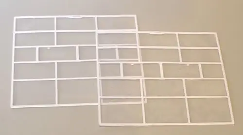 Zwei weiße Kunststoffrahmen mit rechteckigen Öffnungen, die als Luftfilter von Remko verwendet werden können. Sie liegen auf einem hellen Untergrund.