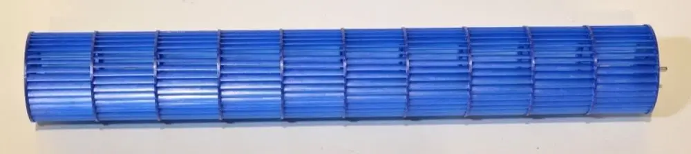 Blaues Ventilatorrad mit gerillter Oberfläche, hergestellt von Remko. Das Produkt besteht aus mehreren parallel angeordneten Segmenten.
