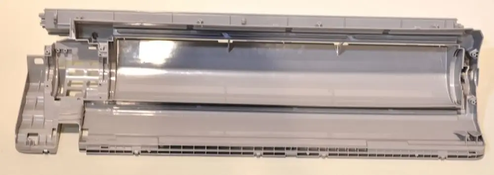 Rückwand eines Geräts mit integrierter Kondensatwanne, gefertigt für die Nutzung mit der Marke Remko. Das Produkt ist in einem hellen Grau gehalten.