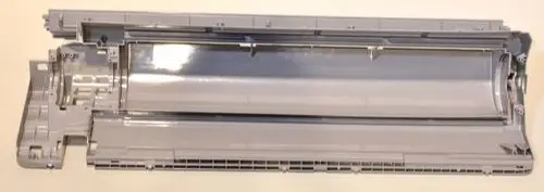 Rückwand eines Geräts mit integrierter Kondensatwanne, gefertigt für die Nutzung mit der Marke Remko. Das Produkt ist in einem hellen Grau gehalten.