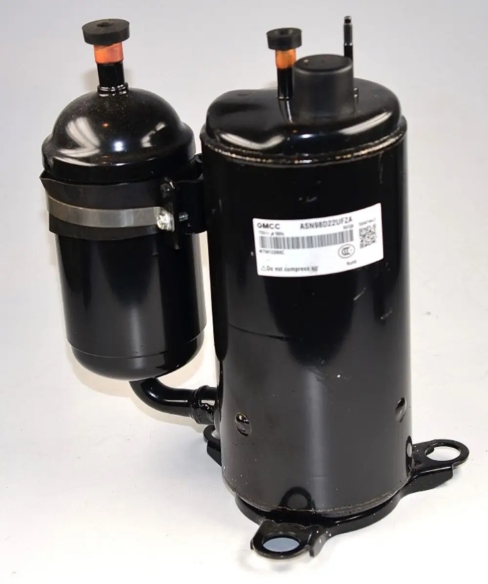 Schwarzer Kompressor von Remko. Das Produkt besteht aus einem Hauptzylinder und einem Nebenzylinder, beide mit verschiedenen Anschlüssen und Kennzeichnungen.