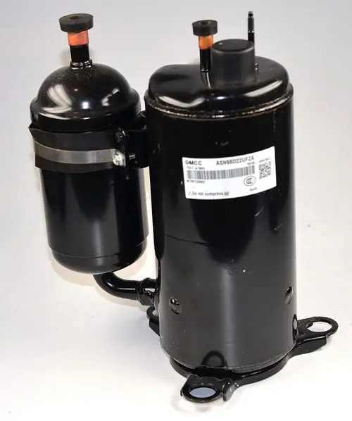 Schwarzer Kompressor von Remko. Das Produkt besteht aus einem Hauptzylinder und einem Nebenzylinder, beide mit verschiedenen Anschlüssen und Kennzeichnungen.