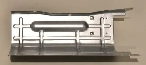 Trennblech aus Metall mit einer glatten, reflektierenden Oberfläche, das für Anwendungen von Remko verwendet werden kann. Die Form weist verschiedene Aussparungen und Verstärkungen auf.
