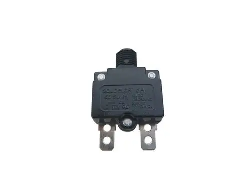 Resetknopf von Remko, schwarz, mit zwei Anschlussklemmen. Beschriftungen für Ein- und Ausgang sind sichtbar. Verwendbar für elektrische Schaltungen oder Geräte.