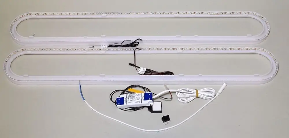 LED Beleuchtungsset bestehend aus zwei langen Leisten mit integrierten LEDs und einem Steuergerät. Alle Komponenten sind für die Montage in verschiedenen Anwendungen geeignet. Marke: Remko.