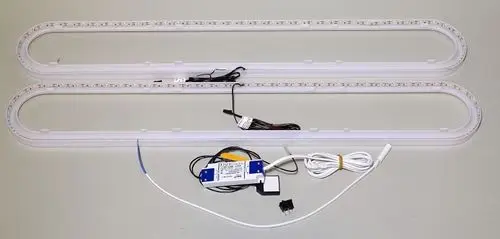 LED Beleuchtungsset bestehend aus zwei langen Leisten mit integrierten LEDs und einem Steuergerät. Alle Komponenten sind für die Montage in verschiedenen Anwendungen geeignet. Marke: Remko.