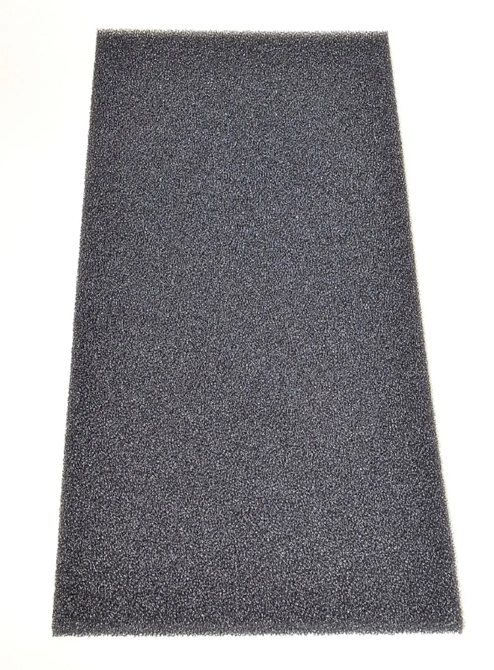 Dunkle Filtermatte mit grober Struktur, vermutlich von Remko, auf hellen Hintergrund. Sie dient zur Luftfiltration in verschiedenen Anwendungen.