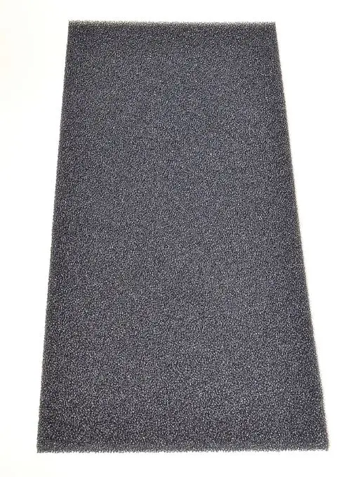 Dunkle Filtermatte mit grober Struktur, vermutlich von Remko, auf hellen Hintergrund. Sie dient zur Luftfiltration in verschiedenen Anwendungen.