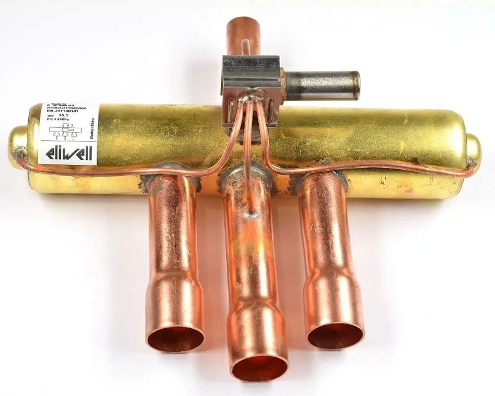 4-Wege-Umschaltventil aus Kupfer und Metall, mit mehreren Rohren zur Anschlussmöglichkeit. Hersteller: Remko. Gerät zur Verwendung in Heizungs- oder Klimatisierungssystemen.