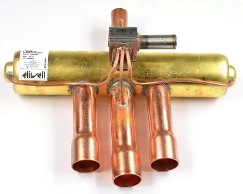 4-Wege-Umschaltventil aus Kupfer und Metall, mit mehreren Rohren zur Anschlussmöglichkeit. Hersteller: Remko. Gerät zur Verwendung in Heizungs- oder Klimatisierungssystemen.