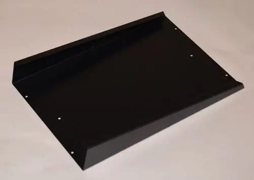 Schwarzes Metallblech mit schrägen Kanten und mehreren Befestigungslöchern. Produkt von Remko für verschiedene Anwendungen im technischen Bereich.