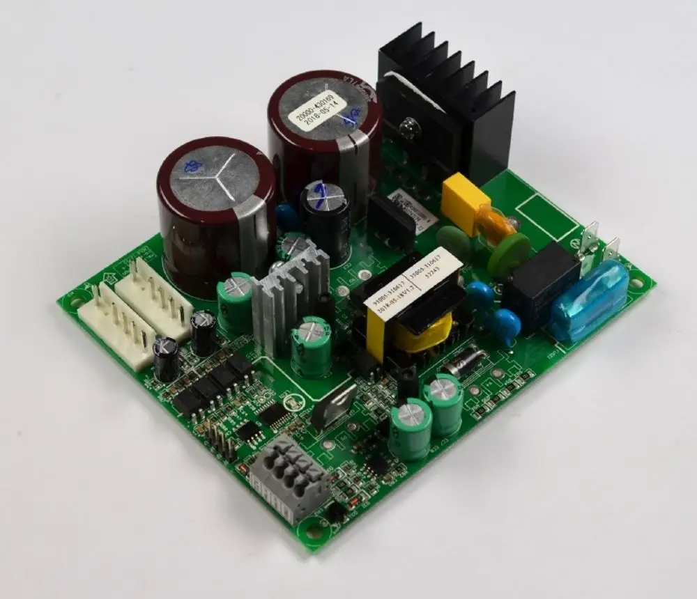 Platine mit verschiedenen elektronischen Komponenten, darunter Kondensatoren und Kühlkörper, hergestellt von Remko. Verwendung in der Drehzahlregelung für DC-Anwendungen.