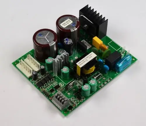 Platine mit verschiedenen elektronischen Komponenten, darunter Kondensatoren und Kühlkörper, hergestellt von Remko. Verwendung in der Drehzahlregelung für DC-Anwendungen.