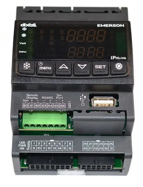 Regler von Remko mit digitalen Anzeigen und Tasten zur Einstellung. An der Rückseite sind Anschlüsse für Remote Display, RS485 und Serielle Port sichtbar.
