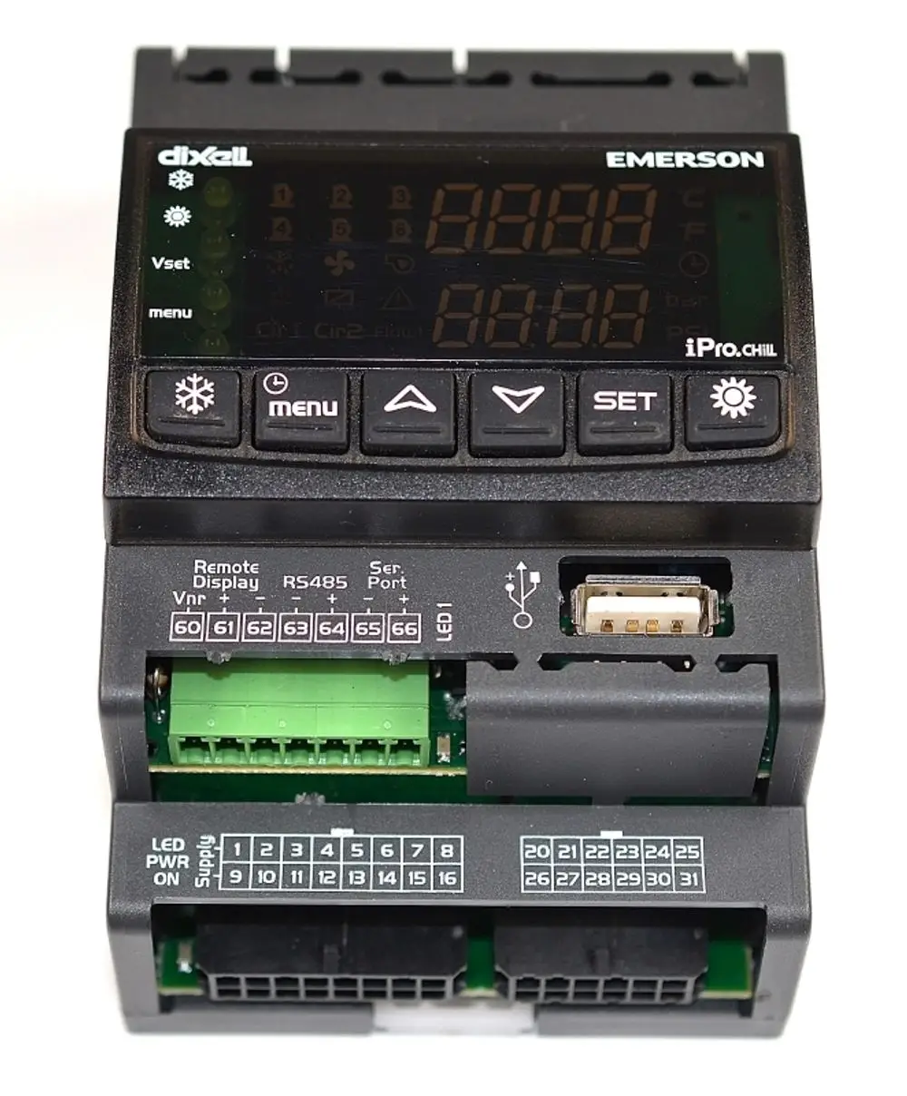 Regler von Remko mit digitalen Anzeigen, Bedienelementen und mehreren Anschlüssen für die Installation in HVAC-Systemen.