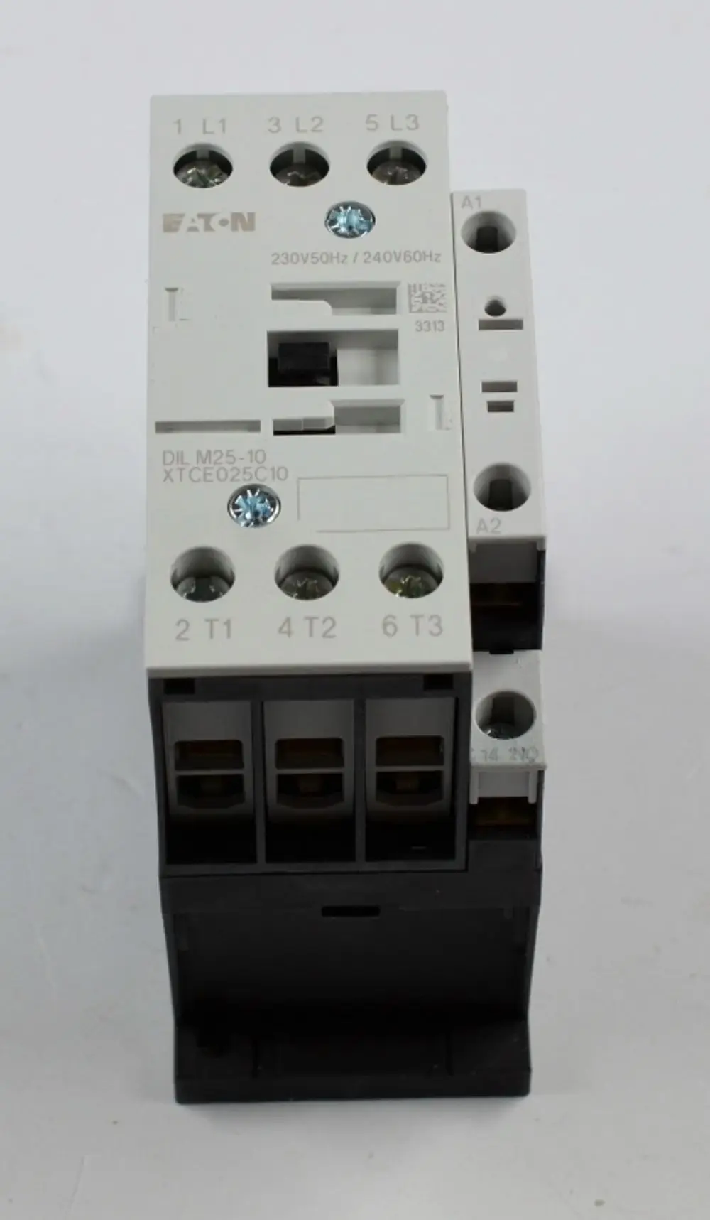 Schütz von Remko mit mehreren Anschlussklemmen für Steuerung und Leistung. Das Gerät dient zur elektrischen Steuerung von Kompressoren in industriellen Anwendungen.