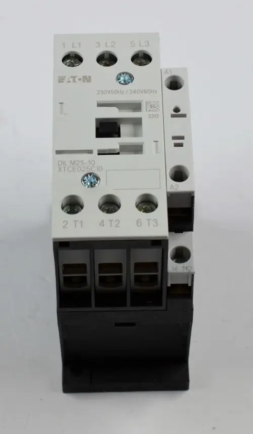 Schütz von Remko mit mehreren Anschlussklemmen für Steuerung und Leistung. Das Gerät dient zur elektrischen Steuerung von Kompressoren in industriellen Anwendungen.