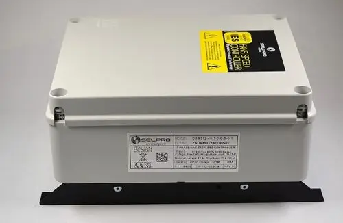 Selpro Ventilatorregelung in grauem Gehäuse mit Anschlussinformationen und Typenschild. Verwendung in Heiz- und Kühlsystemen, hergestellt von Remko.