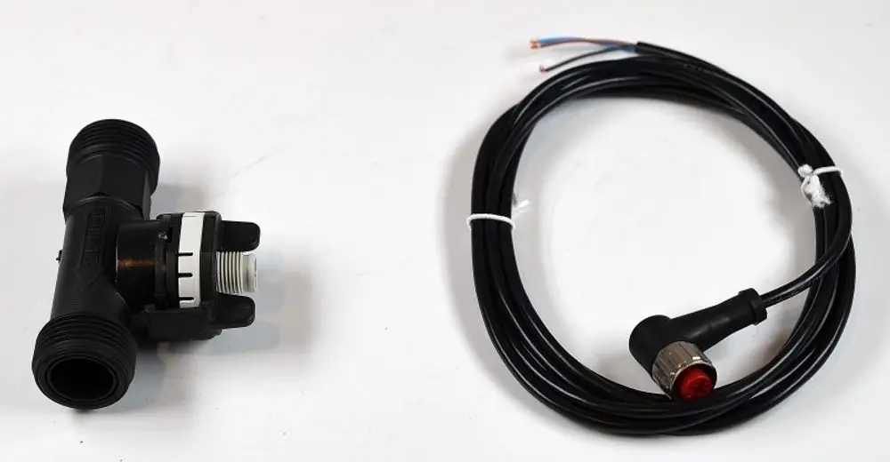 Durchflusssensor mit Kunststoffgehäuse und zwei Anschlussgewinden, verbunden mit einem Kabel mit Stecker, hergestellt von Remko.