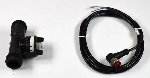 Durchflusssensor mit Kunststoffgehäuse und zwei Anschlussgewinden, verbunden mit einem Kabel mit Stecker, hergestellt von Remko.