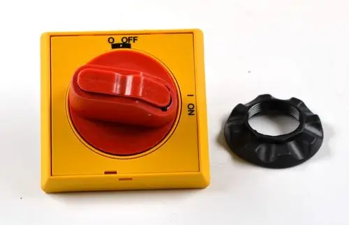 Rotierbarer Schalter in gelbem Gehäuse mit Off- und On-Markierungen. Nebenstehende schwarze Kunststoffmutter zur Befestigung. Produkt von Remko.