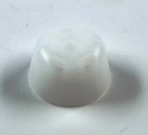 Weißer, kuppelförmiger Kunststoffdeckel mit glatter Oberfläche und seitlichen Aussparungen. Teil eines Produkts von Remko zur Anwendung in der Reibschweißtechnologie.