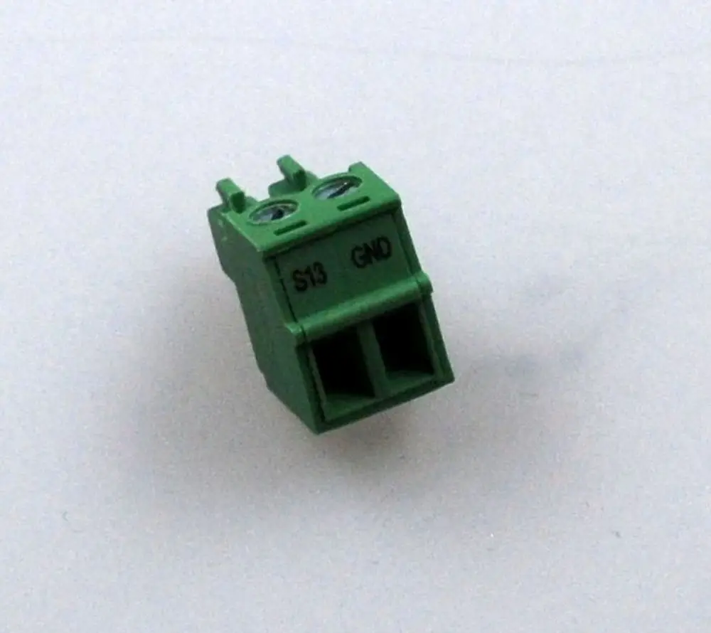 Grüne 2-polige Klemme für Sensor-Eingänge, hergestellt von Remko, mit Beschriftung für GND-Anschluss.