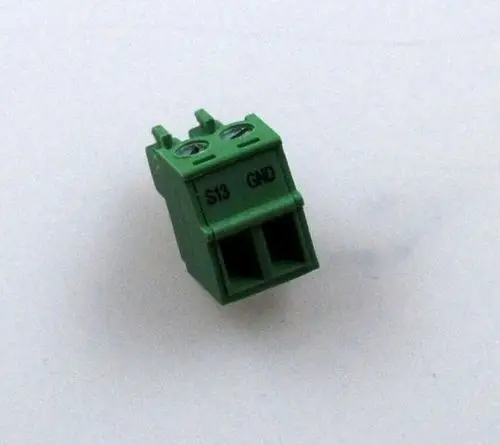 Grüne 2-polige Klemme für Sensor-Eingänge, hergestellt von Remko, mit Beschriftung für GND-Anschluss.