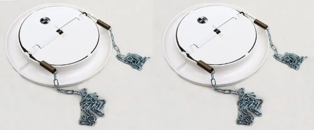 Zwei weiße Außenblenden aus robustem Material mit einem zentralen Klappmechanismus, verbunden durch Ketten, hergestellt von Remko. geeignet für die Luftkanalinstallation.