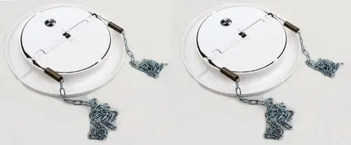 Zwei weiße Außenblenden aus robustem Material mit einem zentralen Klappmechanismus, verbunden durch Ketten, hergestellt von Remko. geeignet für die Luftkanalinstallation.