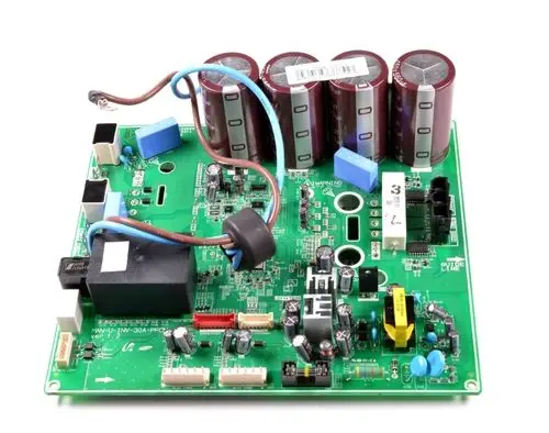 Leiterplatte mit verschiedenen elektronischen Bauteilen wie Kondensatoren und Widerständen, vermutlich Teil eines Remko-Inverters.