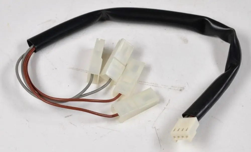 Verbindungskabel mit mehreren Steckverbindern, verwendet in der Steuerplatine, geeignet für Remko-Produkte. Kabel mit Isolierung in Schwarz und verschiedenen Drahtfarben.
