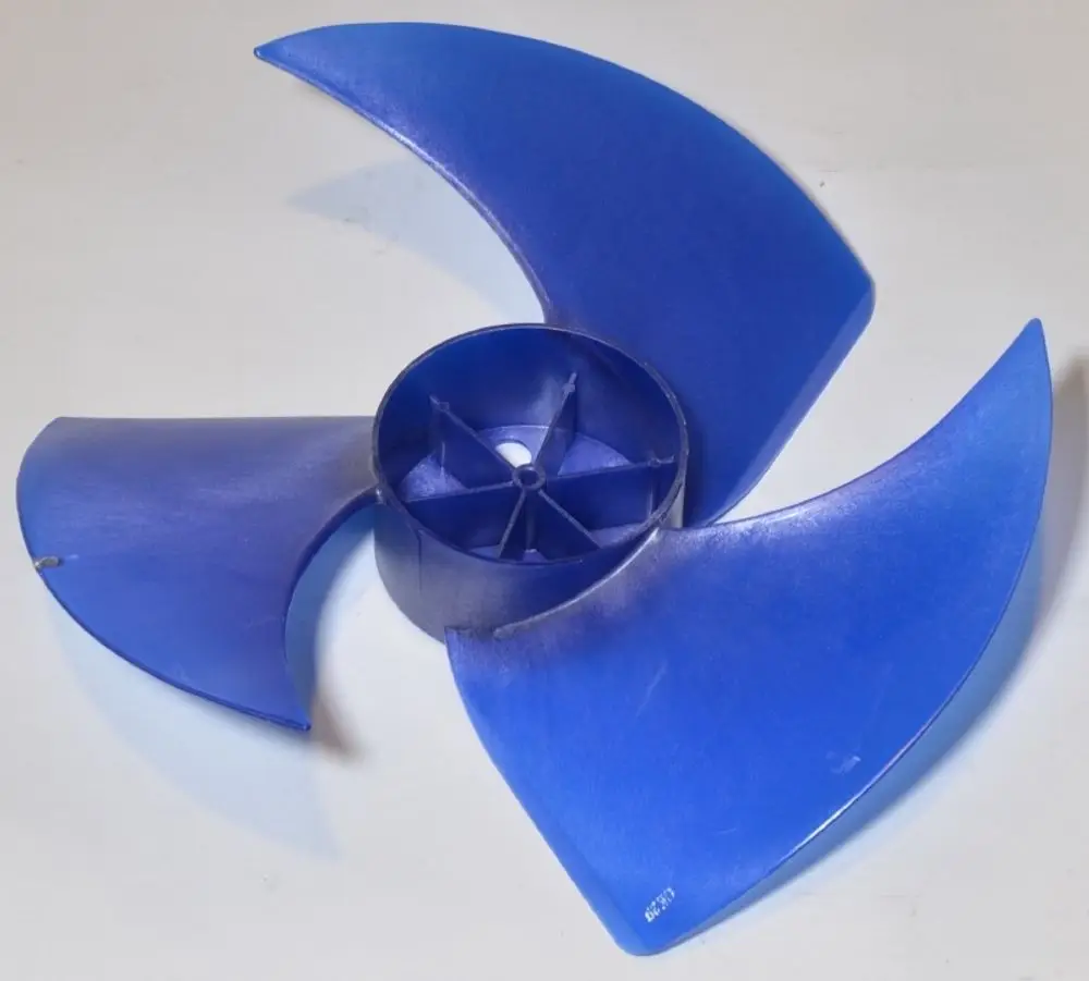 Blauer Ventilatorflügel von Remko, mit drei asymmetrischen Blättern und zentralem Montagebereich.