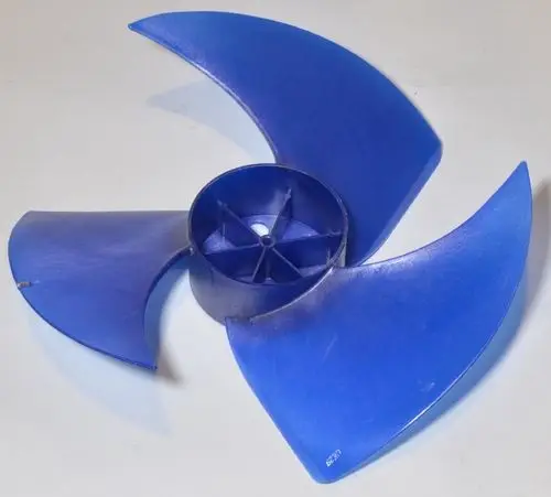 Blauer Ventilatorflügel von Remko, mit drei asymmetrischen Blättern und zentralem Montagebereich.