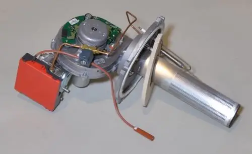 Propangasbrenner von Remko, bestehend aus einem Gehäuse mit montiertem Ventilator, diverse Rohre und Anschlüsse zur Gasleitung sowie einer elektronischen Steuerung.