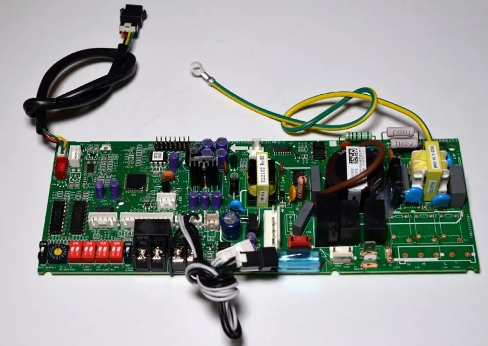 Steuerplatine von Remko, mit verschiedenen elektrischen Komponenten, Kabeln und Anschlüssen. Die Platine dient der Steuerung elektrischer Geräte.