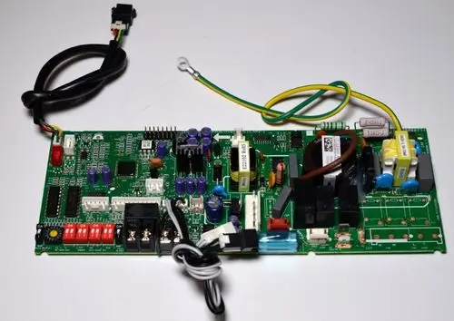 Steuerplatine von Remko, mit verschiedenen elektrischen Komponenten, Kabeln und Anschlüssen. Die Platine dient der Steuerung elektrischer Geräte.