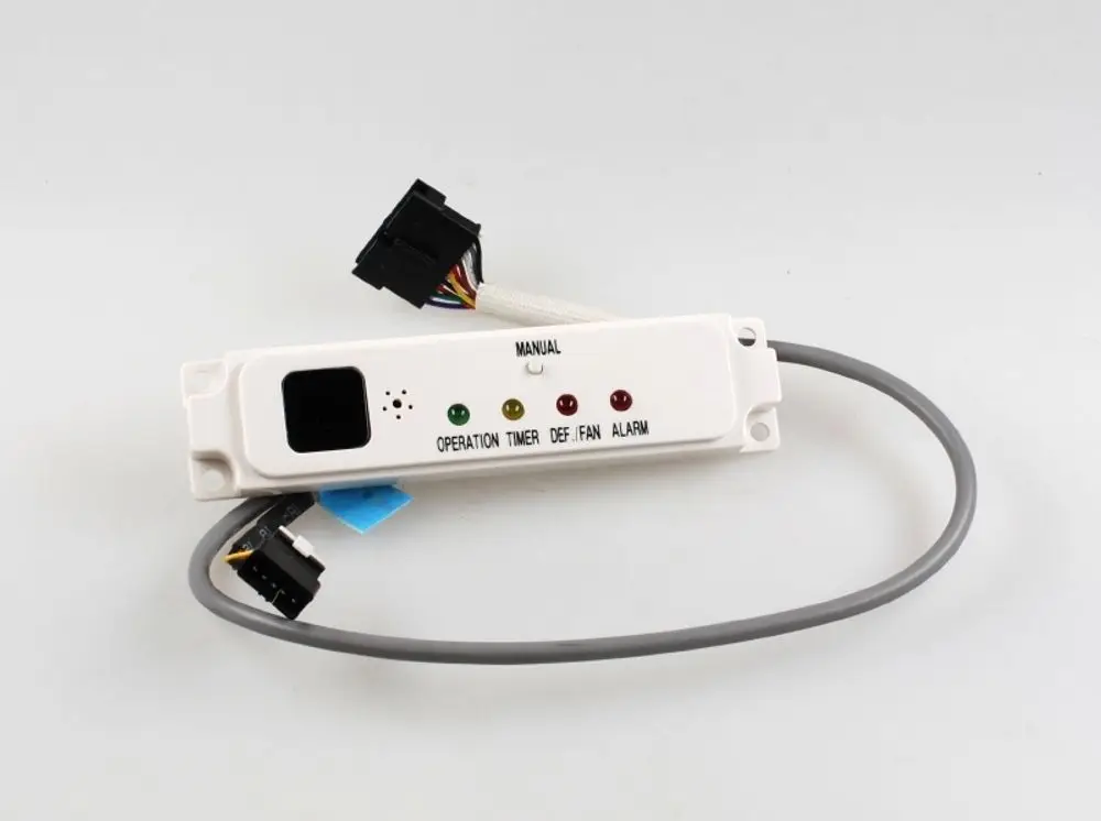 Anzeigeplatine von Remko mit mehreren Bedienfeldern, zwei LED-Anzeigen und Anschlusskabel. Sie dient zur Steuerung und Überwachung technischer Funktionen.