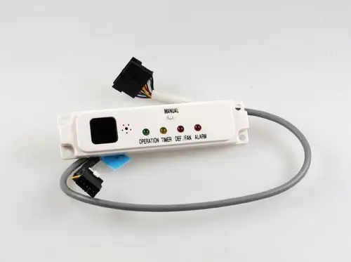 Anzeigeplatine von Remko mit mehreren Bedienfeldern, zwei LED-Anzeigen und Anschlusskabel. Sie dient zur Steuerung und Überwachung technischer Funktionen.